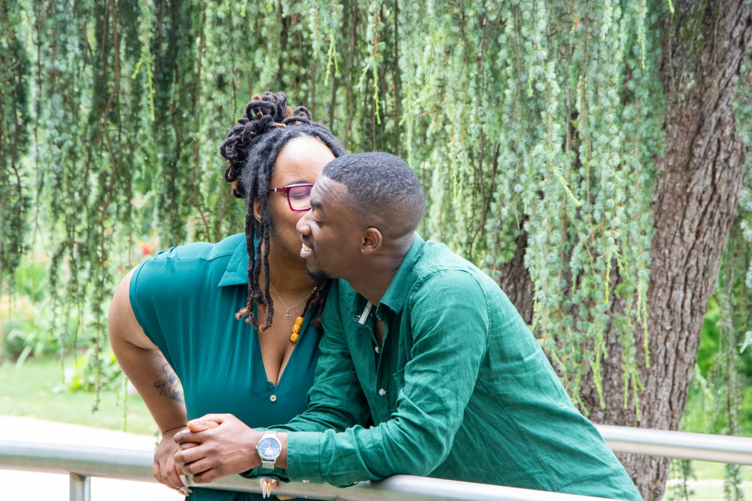 Couple s'embrassant.